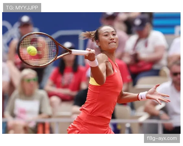 郑钦文球场像冷面战士，机场像随手刷爆信用卡的时髦小姐姐，反差看到眼都花了